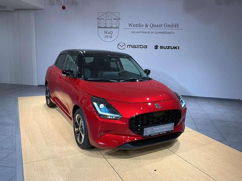 Burning red/super black pearl Neu 2025 Suzuki Swift Comfort+ Kleinwagen | 22.450 € - Bild 1/4