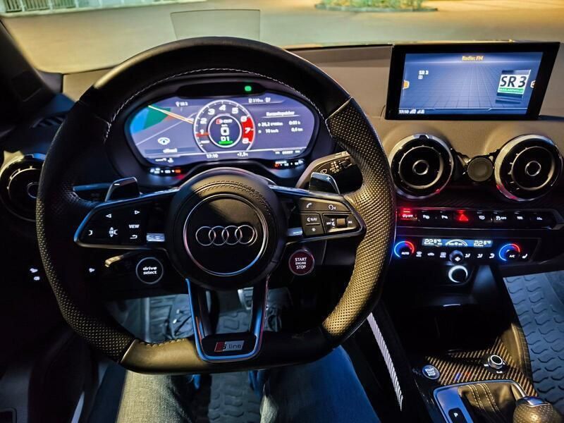 Grau Gebraucht 2018 Audi Q2 Comfort SUV | 27.500 € (Teuer) - Bild 1/4