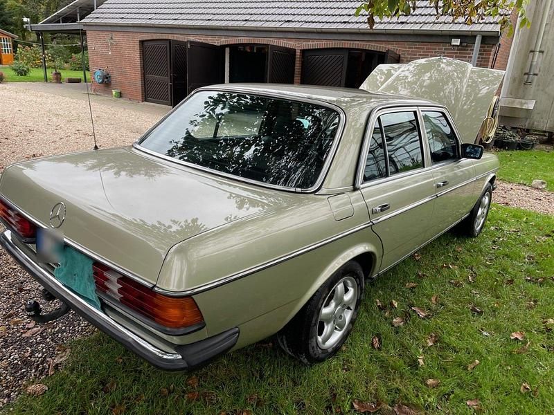 Gebraucht Mercedes 200 109 PS (80 kW) 1982 Silber Limousine