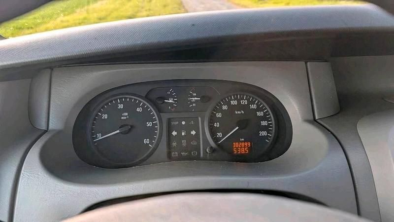 Second-hand Opel Vivaro 101 CP (74 kW) 2004 Galben Monovolum