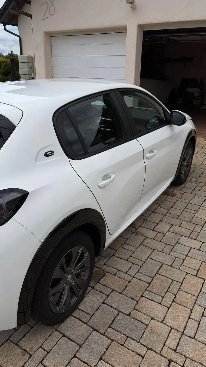 Gebraucht Peugeot e-208 Active 100 kW (136 PS) 2021 Weiß Kleinwagen