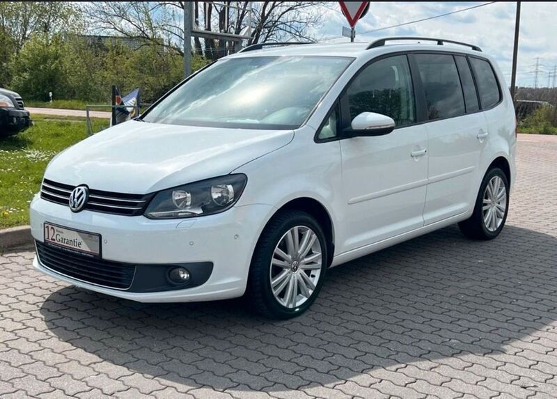 Weiß Gebraucht 2014 VW Touran Comfortline Van / Kleinbus | 11.999 € (Fairer Preis) - Bild 1/4