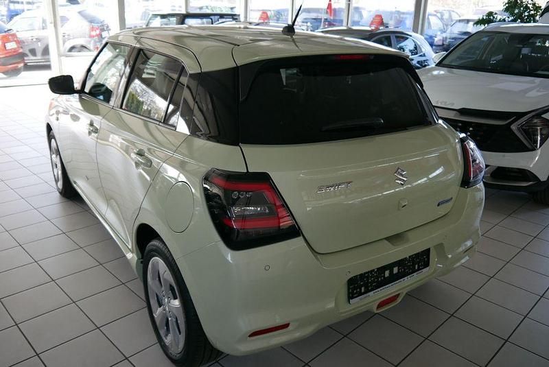 Neu Suzuki Swift Comfort 83 PS (61 kW) 2025 Grün Limousine