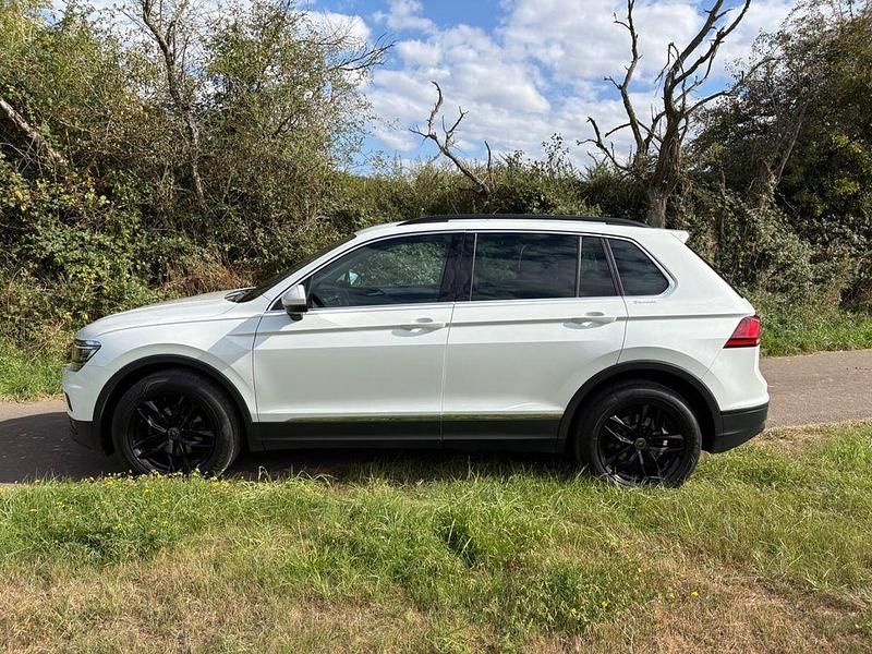 Weiß Gebraucht 2020 VW Tiguan Elegance SUV | 32.500 € (Etwas zu teuer) - Bild 1/4