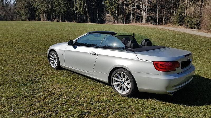 Silber Gebraucht 2011 BMW 318 Cabriolet Sport Line Cabrio | 12.890 € (Fairer Preis) - Bild 1/4