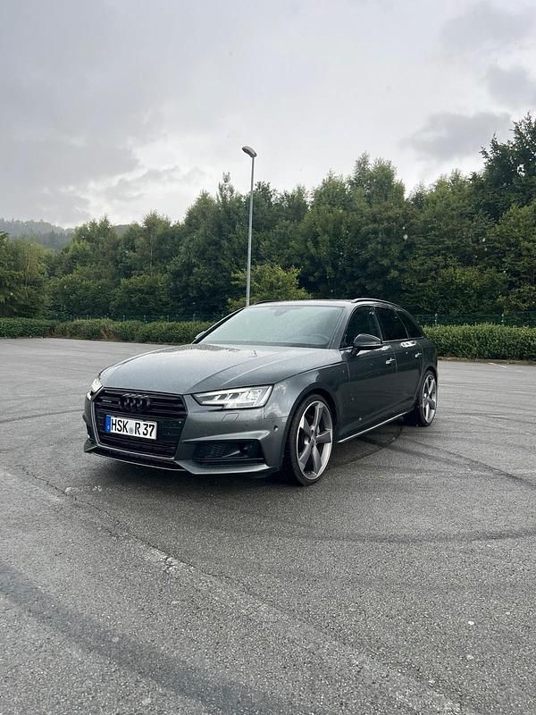Grau Gebraucht 2018 Audi A4 S-Line Kombi | 26.999 € (Teuer) - Bild 1/4