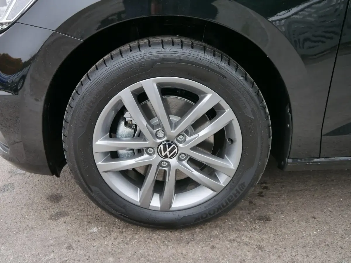 Neu VW Touran R-line 150 PS (110 kW) 2026 Metallic Van / Kleinbus