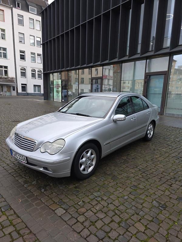 Silber Gebraucht 2004 Mercedes C180 Elegance Limousine | 1.700 € (Superpreis) - Bild 1/4