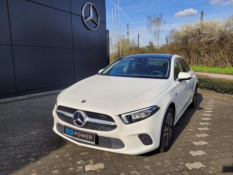 Weiß Gebraucht 2021 Mercedes A250 Limousine | 28.500 € (Etwas zu teuer) - Bild 1/4