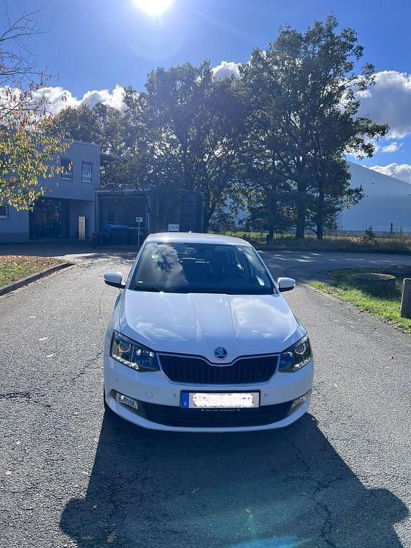 Weiß Gebraucht 2018 Skoda Fabia Ambition Limousine | 10.699 € (Fairer Preis) - Bild 1/4