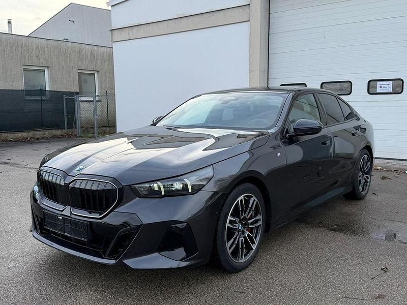 Gebraucht BMW 540 M Sport 303 PS (222 kW) 2025 Grau Limousine