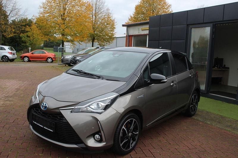 Grau Gebraucht 2017 Toyota Yaris Hybrid Style Limousine | 12.500 € (Fairer Preis) - Bild 1/4