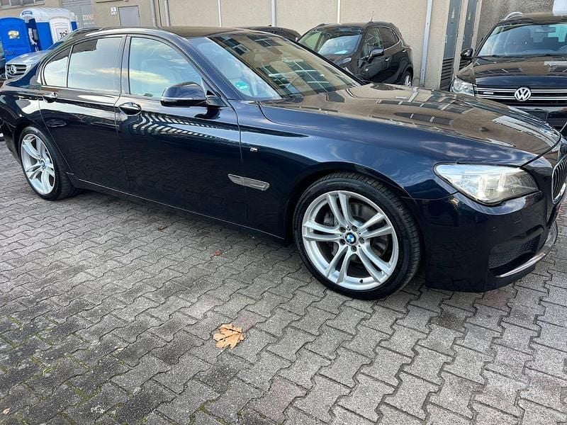 Blau Gebraucht 2015 BMW 730 Comfort Edition Limousine | 15.290 € (Superpreis) - Bild 1/4