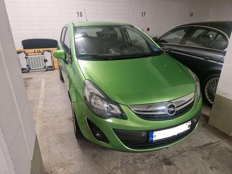 Grün Gebraucht 2014 Opel Corsa Color Edition Limousine | 4.150 € (Guter Preis) - Bild 1/4