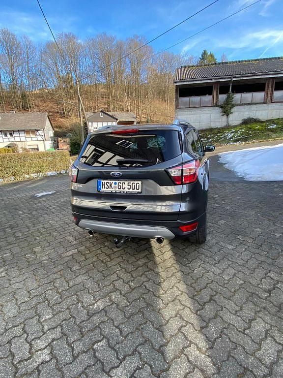 Gebraucht Ford Kuga Titanium 150 PS (110 kW) 2018 Grau SUV