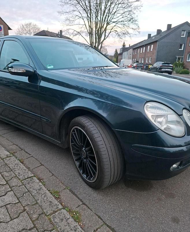 Second-hand Mercedes E200 150 CP (110 kW) 2004 Negru Berlinǎ