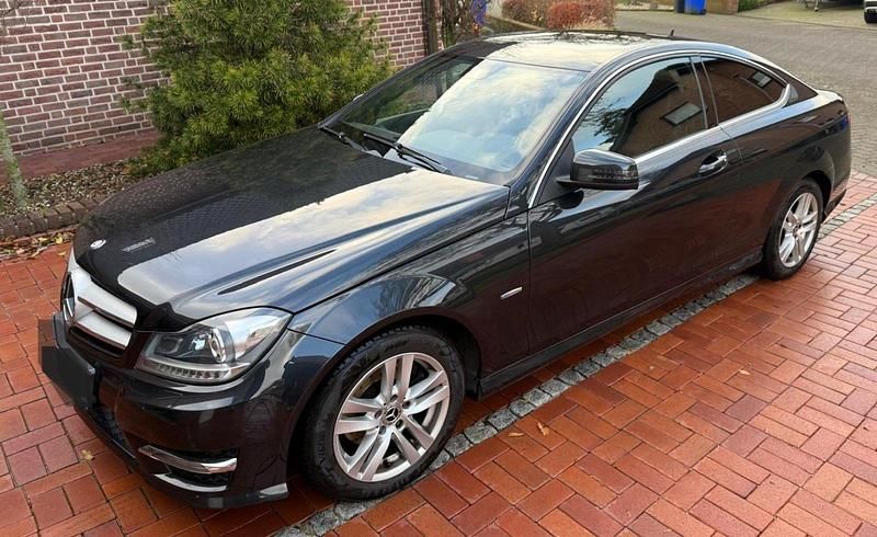 Schwarz Gebraucht 2011 Mercedes C220 AMG Coupé | 11.200 € (Fairer Preis) - Bild 1/4