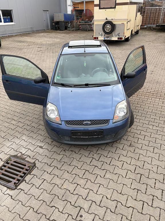 Gebraucht Ford Fiesta Ambiente 60 PS (44 kW) 2005 Blau Kleinwagen