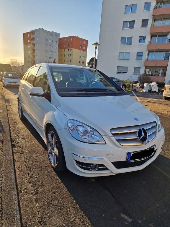 Weiß Gebraucht 2009 Mercedes B200 Van / Kleinbus | 5.690 € (Fairer Preis) - Bild 1/4