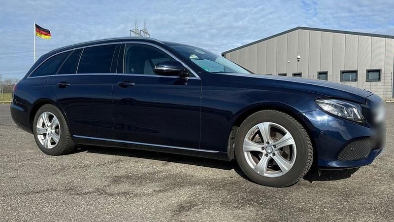 Gebraucht Mercedes E220 Avantgarde 194 PS (142 kW) 2017 Blau Kombi