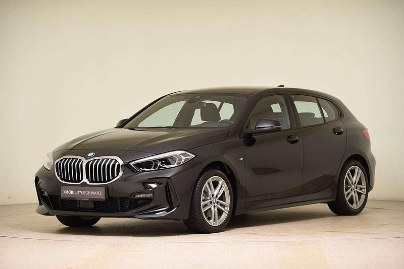 Saphirschwarz metallic Gebraucht 2023 BMW 118 M Sport Kleinwagen | 31.960 € (Teuer) - Bild 1/4