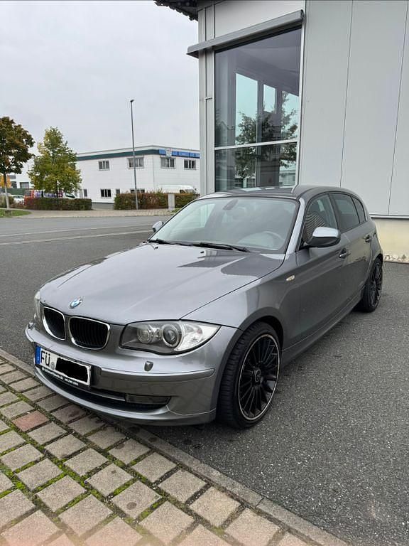 Grau Gebraucht 2011 BMW 116 Sport Line Kleinwagen | 5.800 € (Fairer Preis) - Bild 1/4