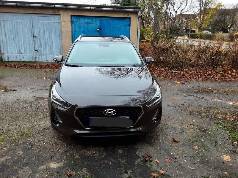 Braun Gebraucht 2017 Hyundai i30 Premium Limousine | 11.750 € (Superpreis) - Bild 1/4