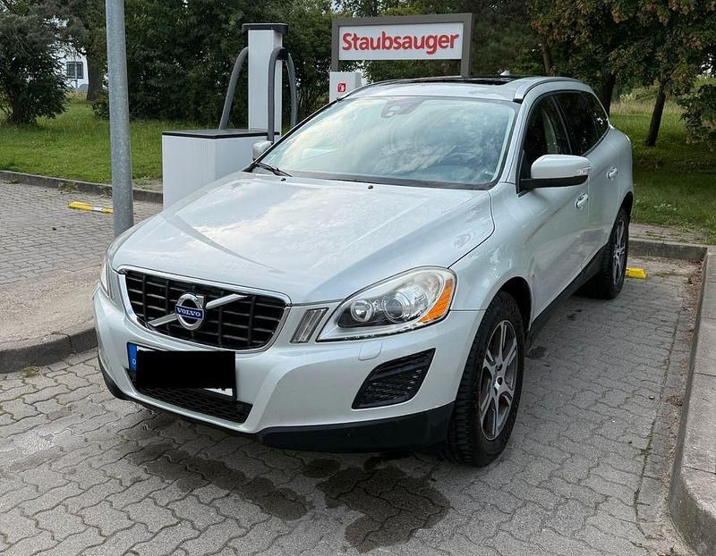 Weiß Gebraucht 2012 Volvo XC60 Momentum SUV | 12.700 € (Fairer Preis) - Bild 1/4