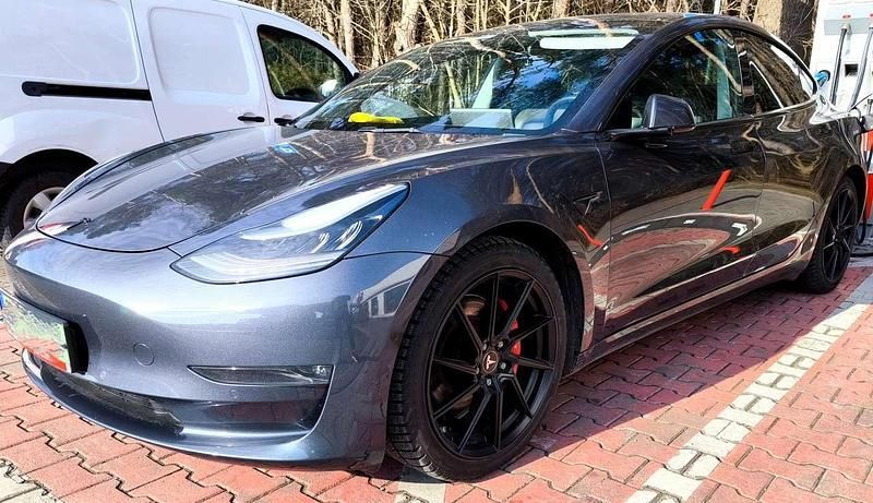 Grau Gebraucht 2019 Tesla Model 3 Performance Limousine | 21.500 € (Etwas zu teuer) - Bild 1/4
