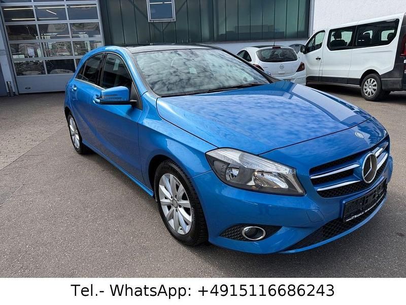 Gebraucht Mercedes A180 122 PS (89 kW) 2012 Blau Limousine