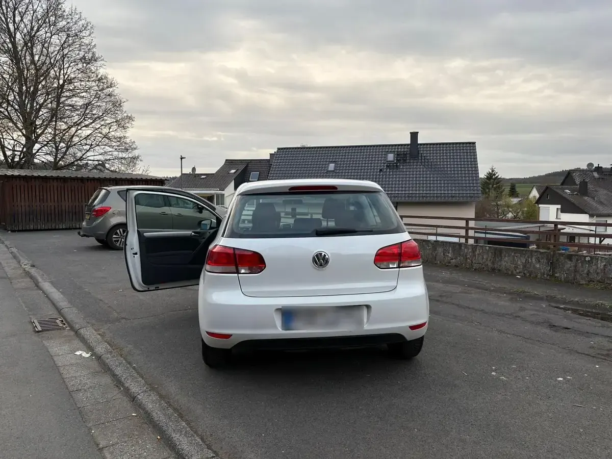 Usata VW Golf VI 80 CV (58 kW) 2009 Bianco Utilitaria