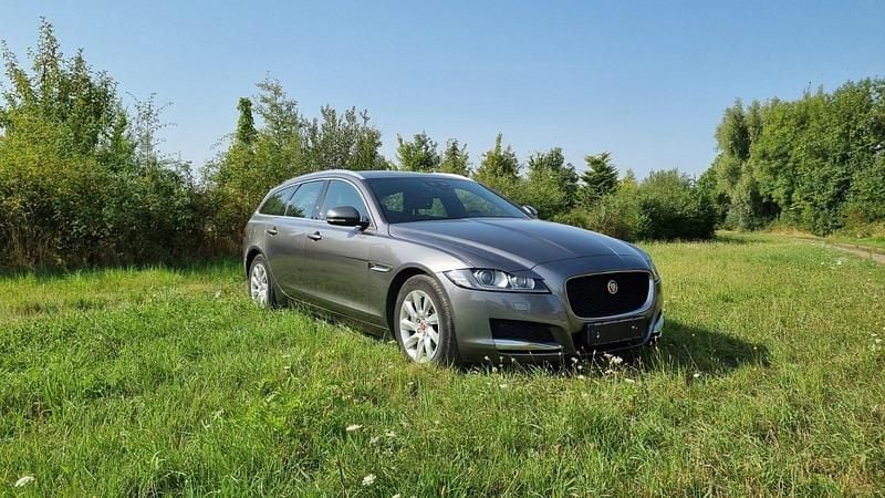 Grau Gebraucht 2018 Jaguar XF Limousine | 16.500 € - Bild 1/4