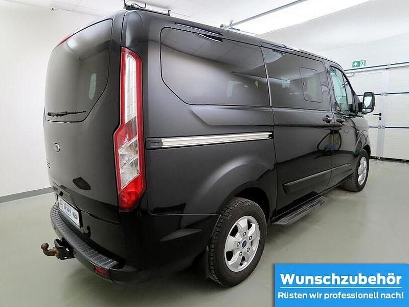 Gebraucht Ford Tourneo Titanium 131 PS (96 kW) 2017 Iridiumschwarz metallic Van / Kleinbus