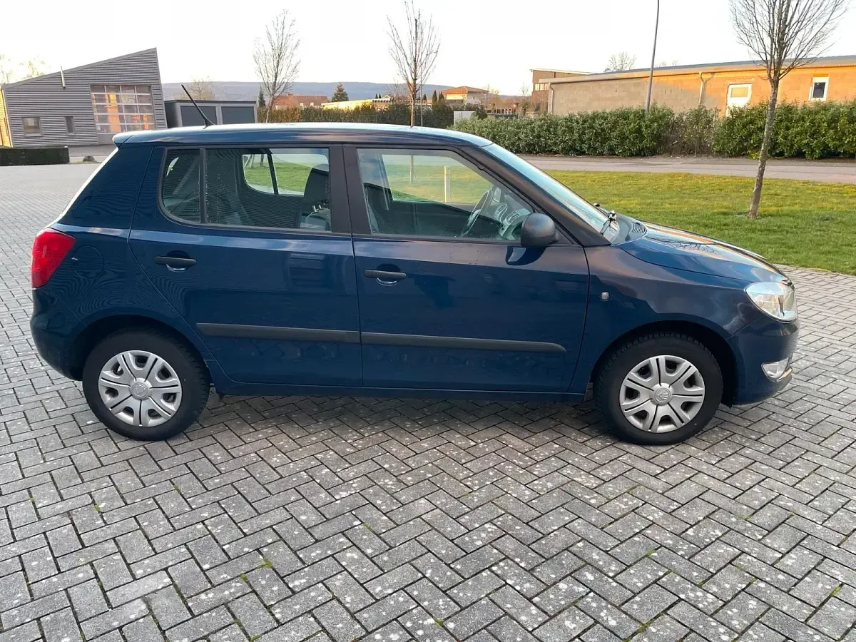 Gebraucht Skoda Fabia 60 PS (44 kW) 2013 Blau Kleinwagen