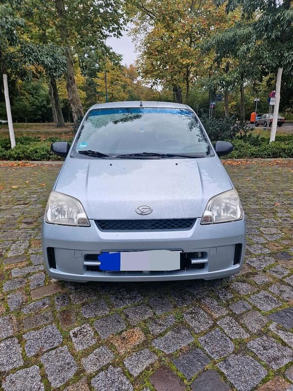 Silber Gebraucht 2004 Daihatsu Cuore Kleinwagen | 1.550 € (Fairer Preis) - Bild 1/4