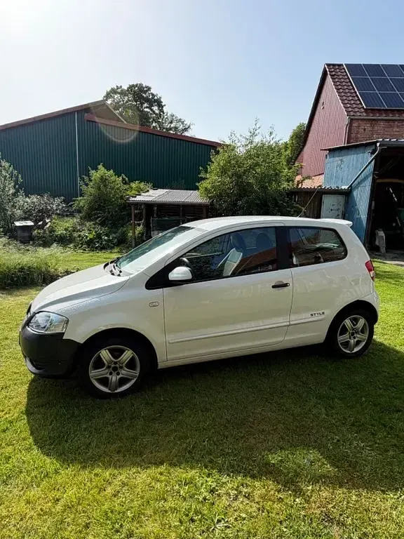 Gebraucht VW Fox Style 60 PS (44 kW) 2011 Weiß Kleinwagen