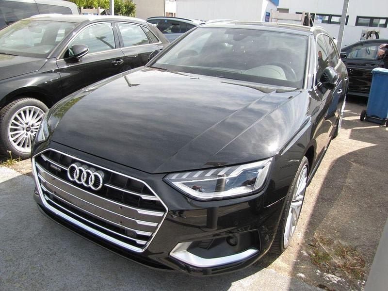 Używany Audi A4 Advanced 204 KM (150 kW) 2023 Czarny Kombi