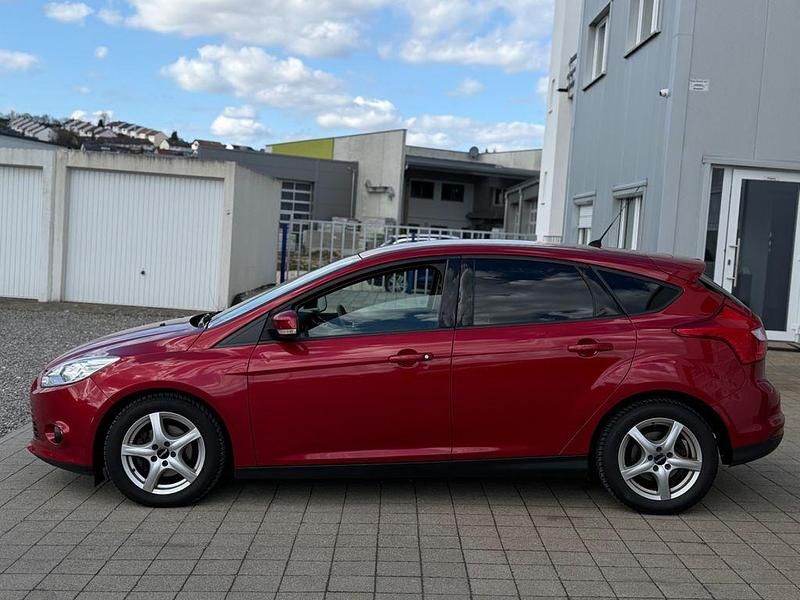 Gebraucht Ford Focus Trend 125 PS (91 kW) 2014 Rot Limousine