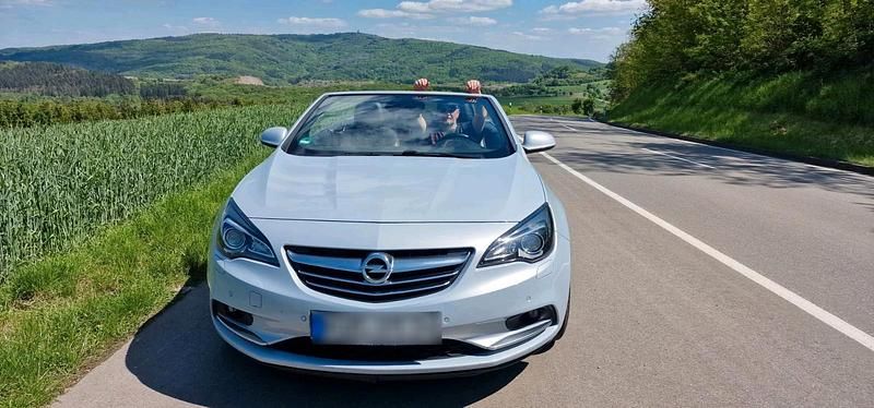 Second-hand Opel Cascada 165 CP (121 kW) 2014 Albastru Cabrio