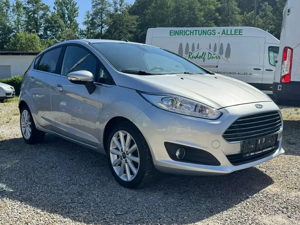 Gebraucht Ford Fiesta Titanium 95 PS (69 kW) 2016 Polarsilber metallic Kleinwagen