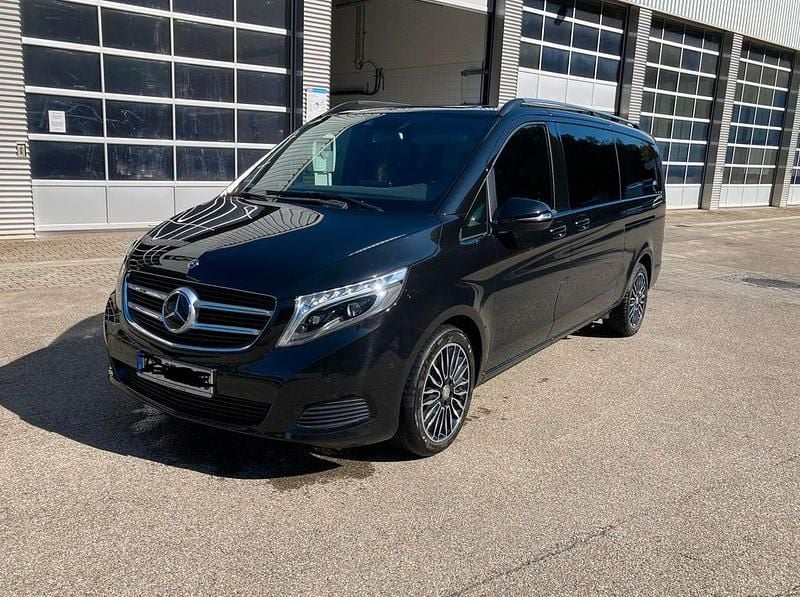 Schwarz Gebraucht 2017 Mercedes V220 Edition Van / Kleinbus | 30.300 € (Superpreis) - Bild 1/4