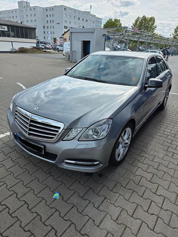 Grau Gebraucht 2011 Mercedes E250 Avantgarde Limousine | 8.200 € (Fairer Preis) - Bild 1/4