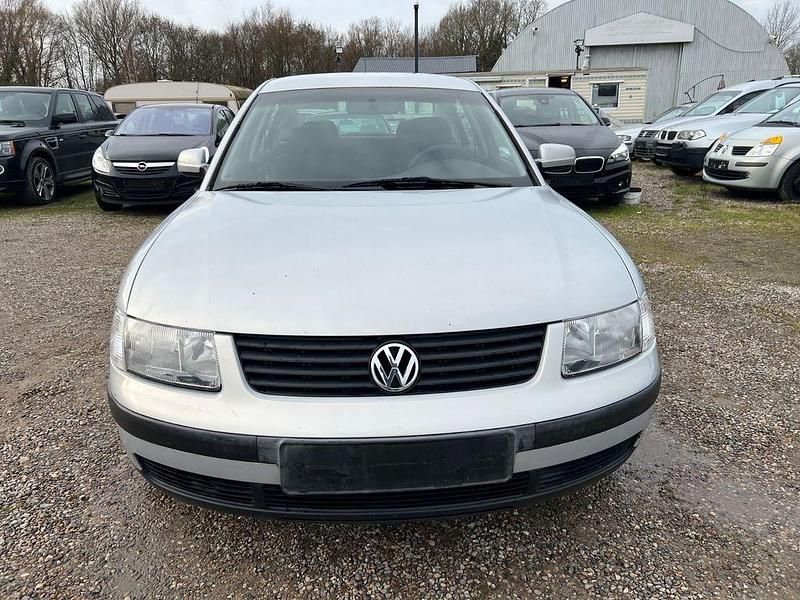 Gebraucht VW Passat Basis 125 PS (91 kW) 1998 Silber Limousine