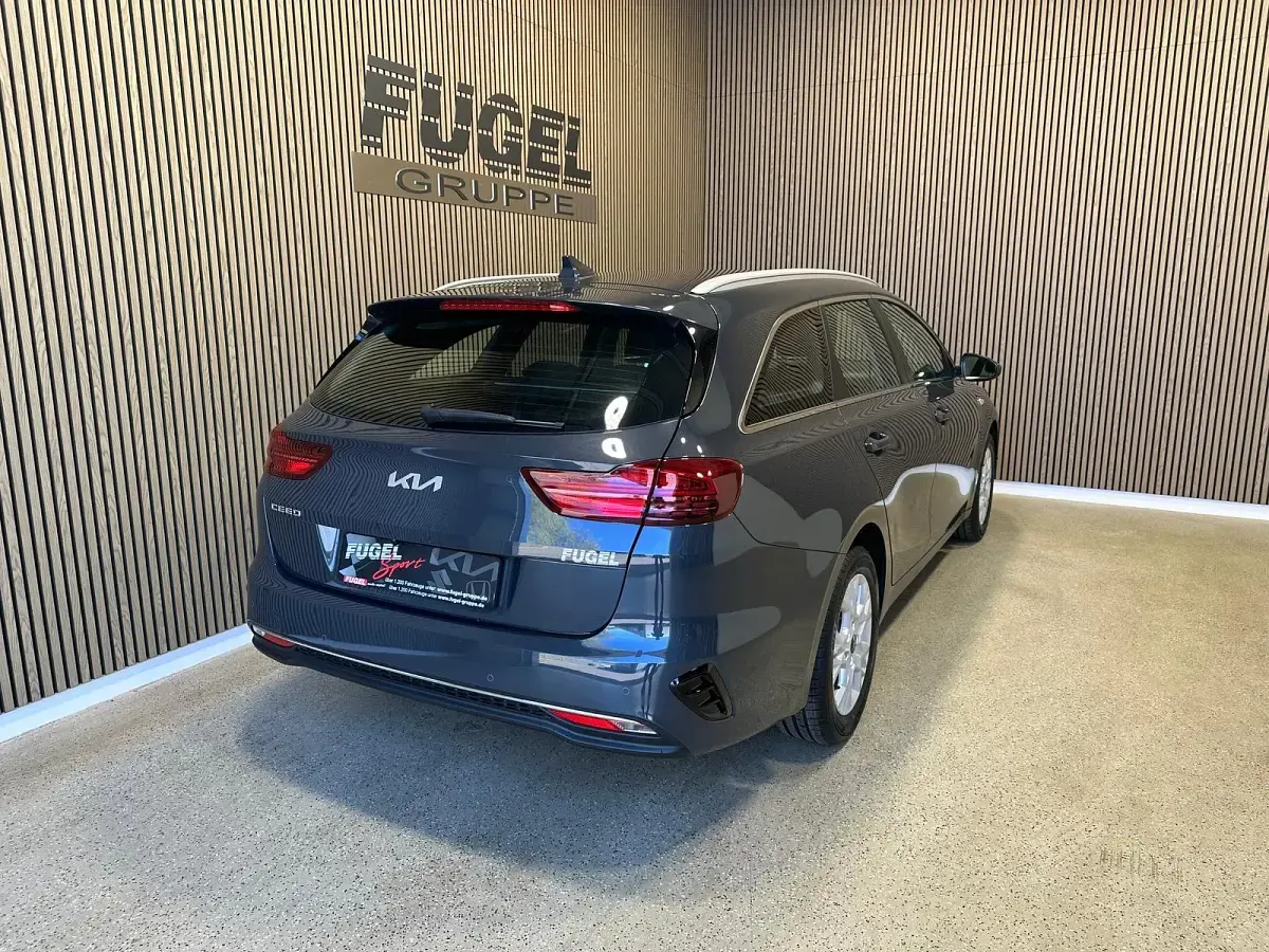 Neu Kia Ceed Sportswagon Vision 140 PS (102 kW) 2025 Pentametal met. Kombi