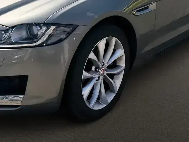 Gebraucht Jaguar XF Portfolio 200 PS (147 kW) 2018 Silber Limousine