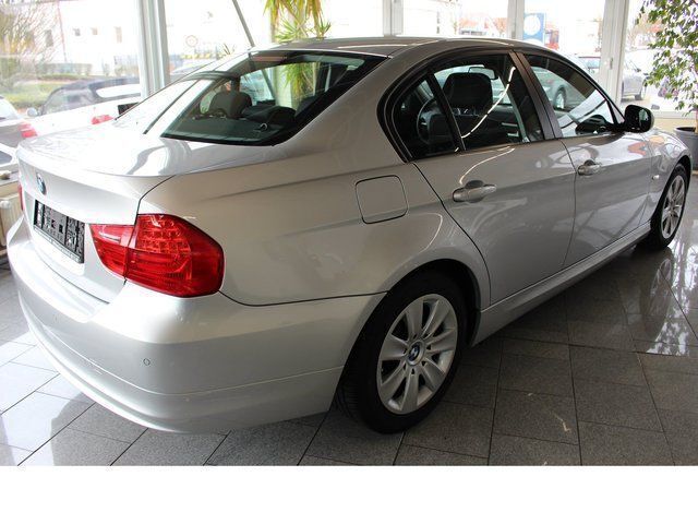 Gebraucht BMW 318 143 PS (105 kW) 2009 Silber metallic Limousine