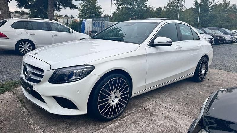 Weiß Gebraucht 2018 Mercedes C180 Limousine | 18.450 € (Fairer Preis) - Bild 1/4