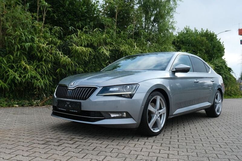 Grau Gebraucht 2016 Skoda Superb Style Limousine | 14.490 € (Etwas zu teuer) - Bild 1/4