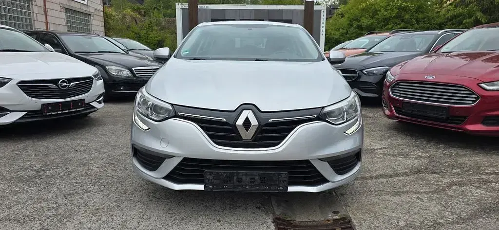Gebraucht Renault Mégane Life 101 PS (74 kW) 2017 Silber Limousine