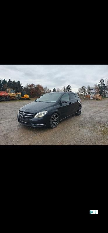 Schwarz Gebraucht 2012 Mercedes B180 Sport Van / Kleinbus | 5.299 € (Guter Preis) - Bild 1/4